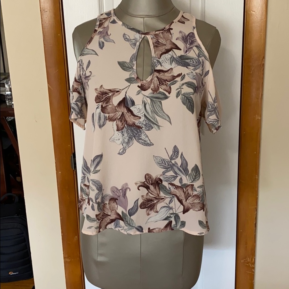 top with off the shoulder sleeves